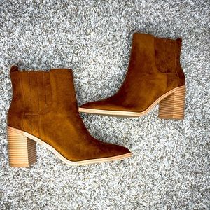 BRAND NEW! Ankle boots, suede upper, wooden heel.
